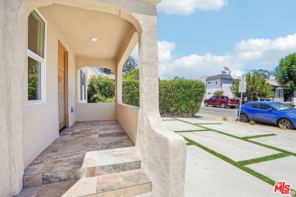 2541 Carmona Avenue Los Angeles, CA 90016