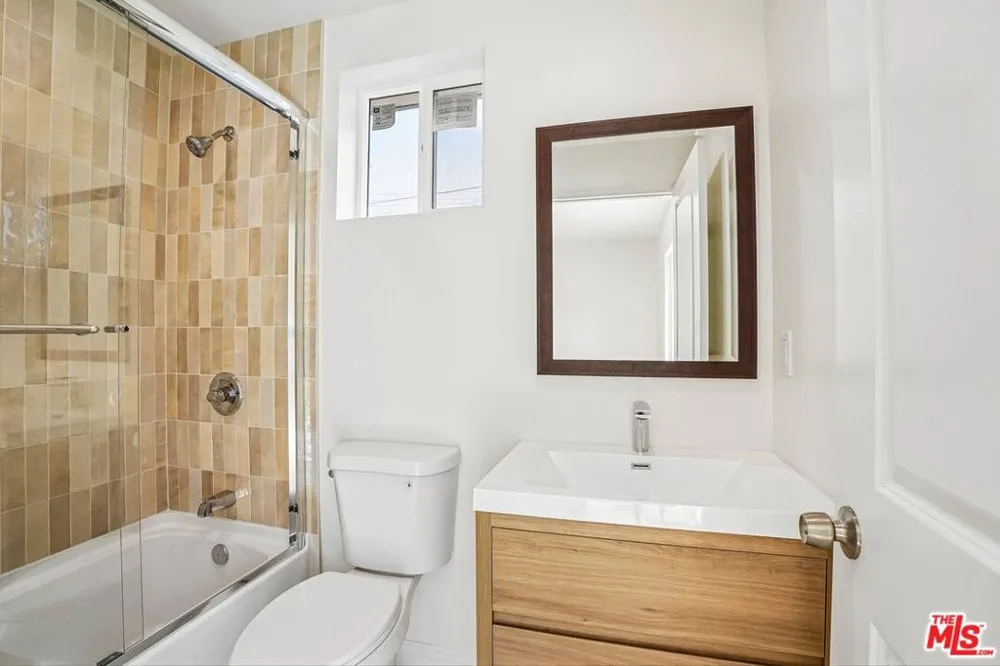 2541 Carmona Avenue Los Angeles, CA 90016