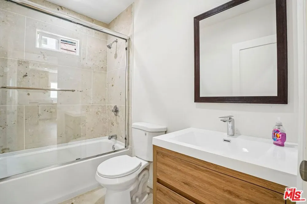 2541 Carmona Avenue Los Angeles, CA 90016