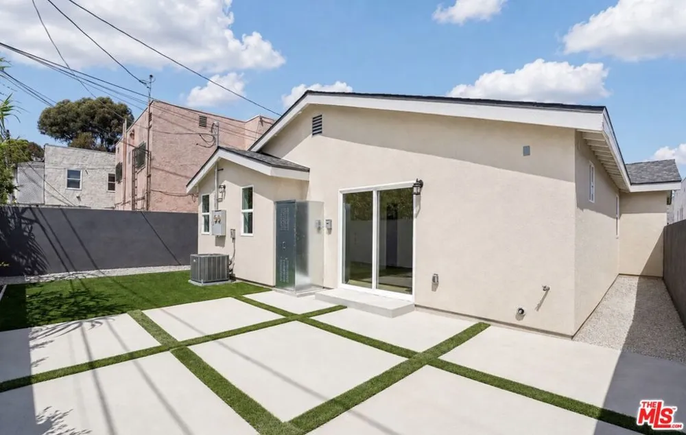 2541 Carmona Avenue Los Angeles, CA 90016