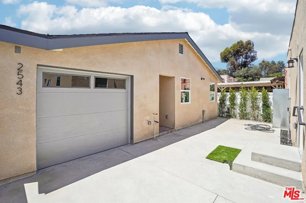 2541 Carmona Avenue Los Angeles, CA 90016