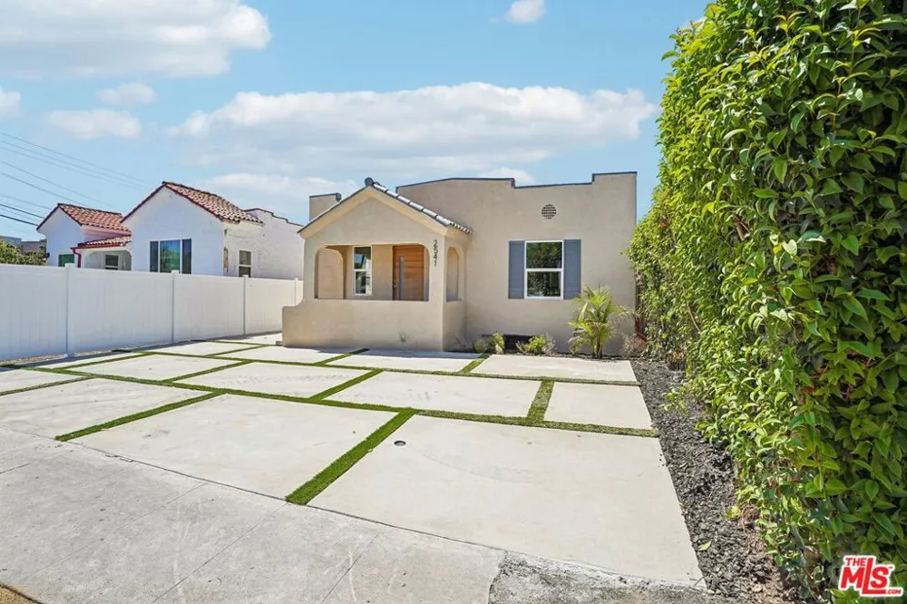 2541 Carmona Avenue Los Angeles, CA 90016