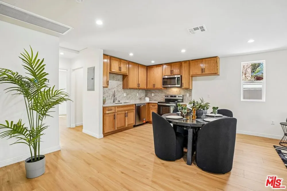 2541 Carmona Avenue Los Angeles, CA 90016