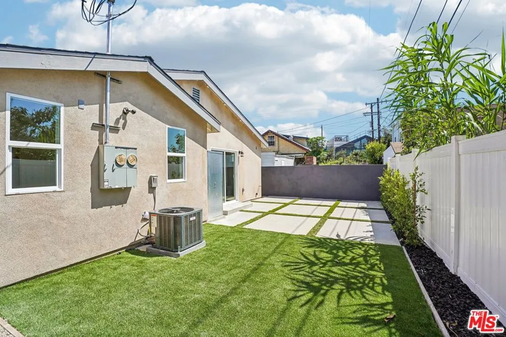 2541 Carmona Avenue Los Angeles, CA 90016