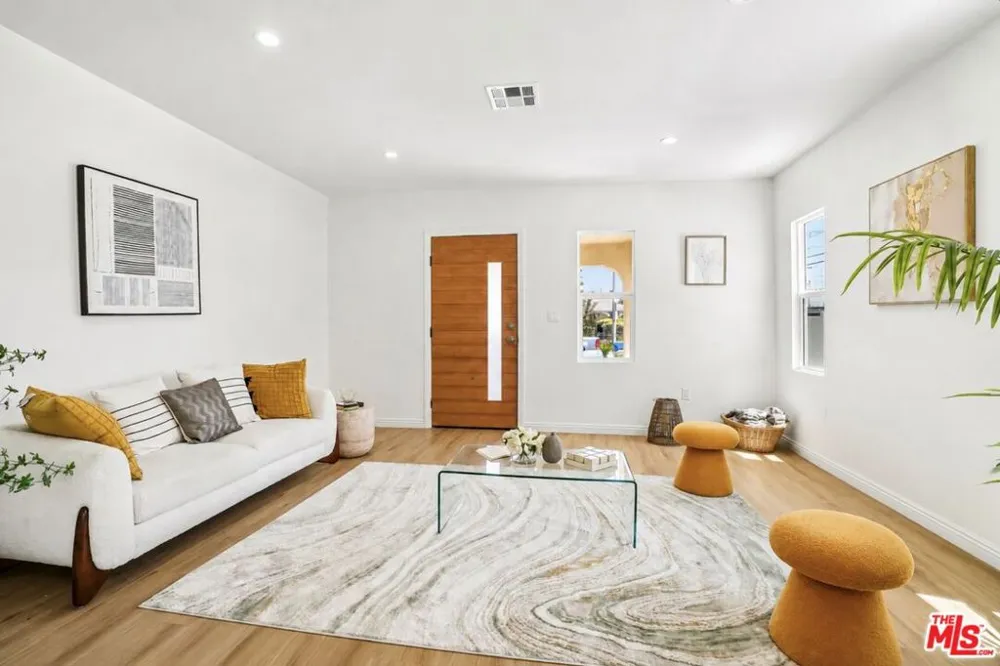 2541 Carmona Avenue Los Angeles, CA 90016