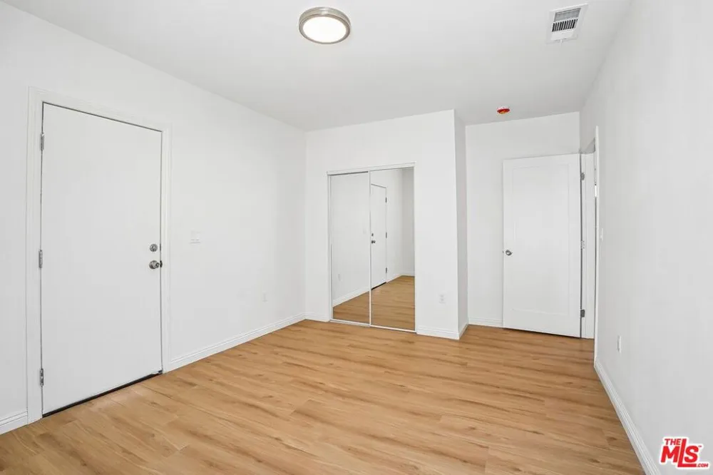 2541 Carmona Avenue Los Angeles, CA 90016
