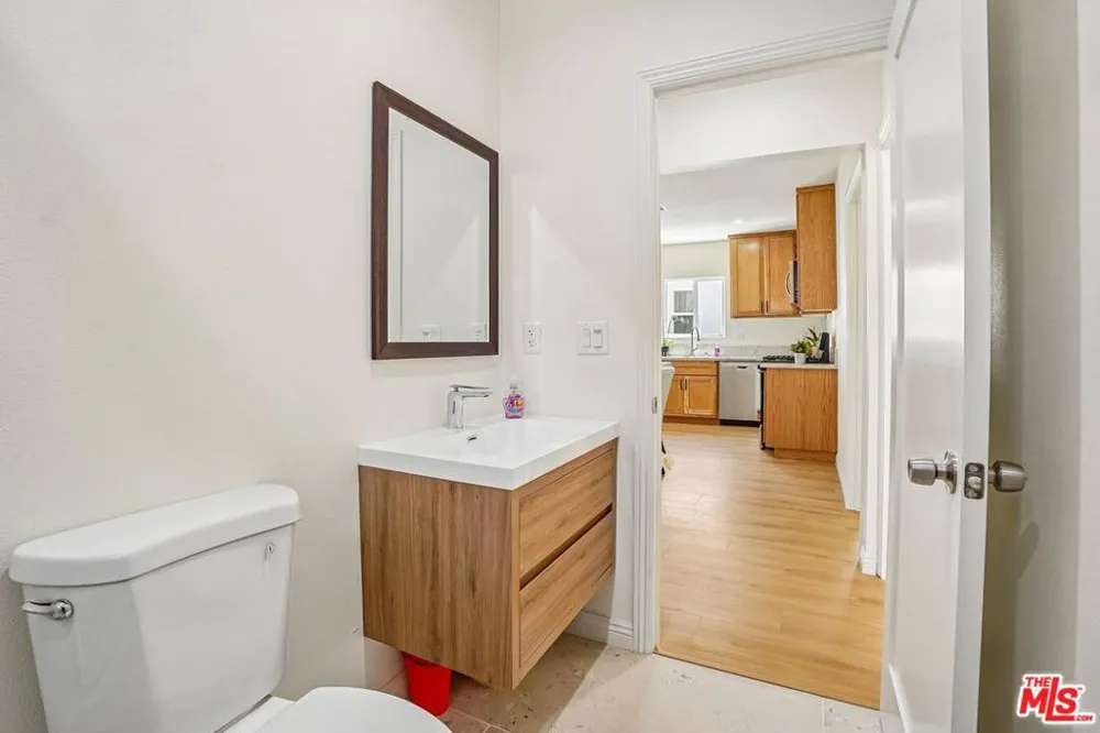 2541 Carmona Avenue Los Angeles, CA 90016