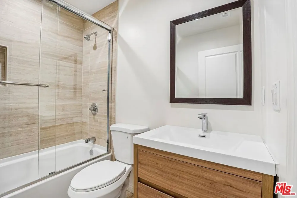 2541 Carmona Avenue Los Angeles, CA 90016