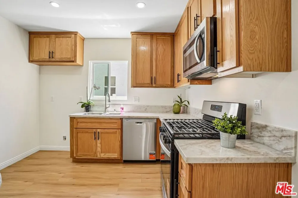 2541 Carmona Avenue Los Angeles, CA 90016