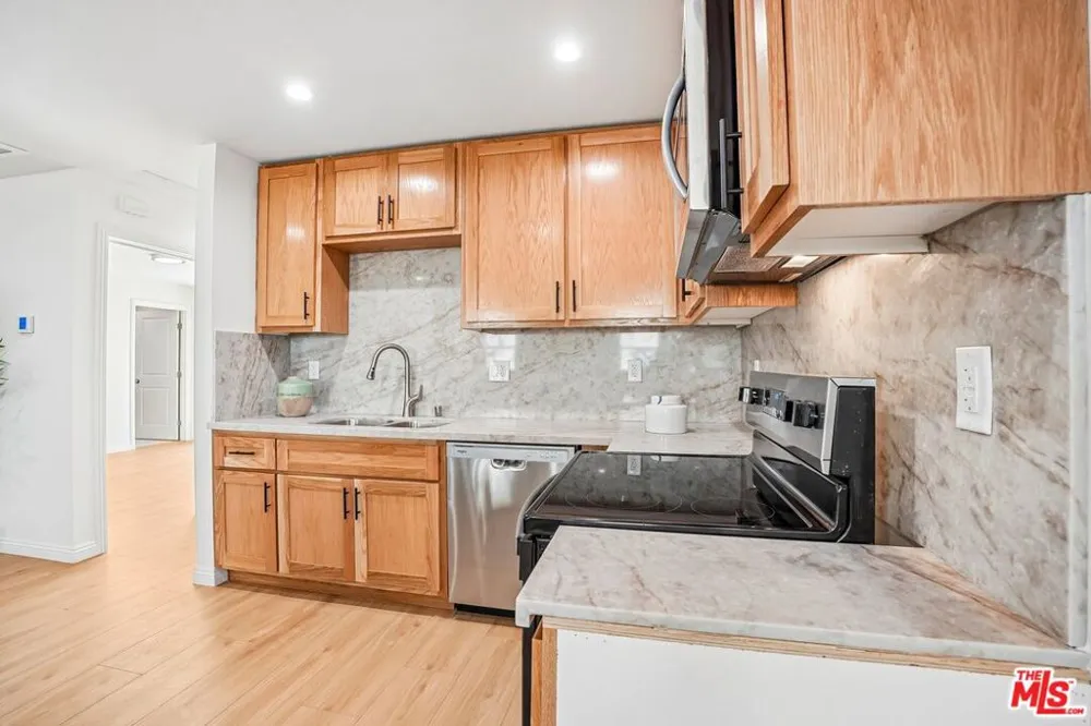 2541 Carmona Avenue Los Angeles, CA 90016