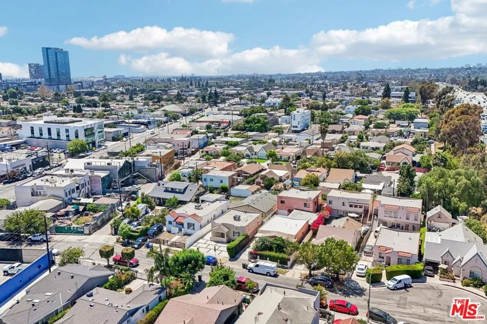 2541 Carmona Avenue Los Angeles, CA 90016