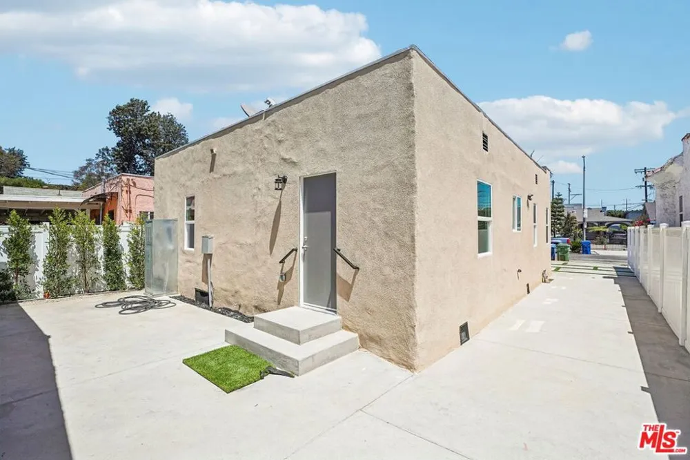 2541 Carmona Avenue Los Angeles, CA 90016