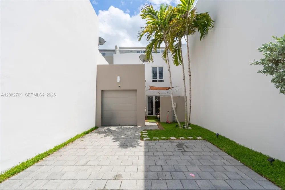 10545 NW 63rd Ter Doral, FL 33178