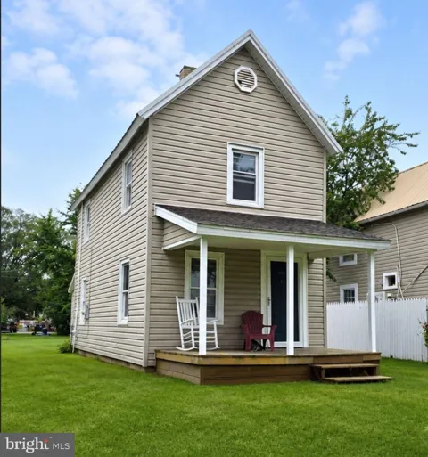 305 CAROLINE AVENUE