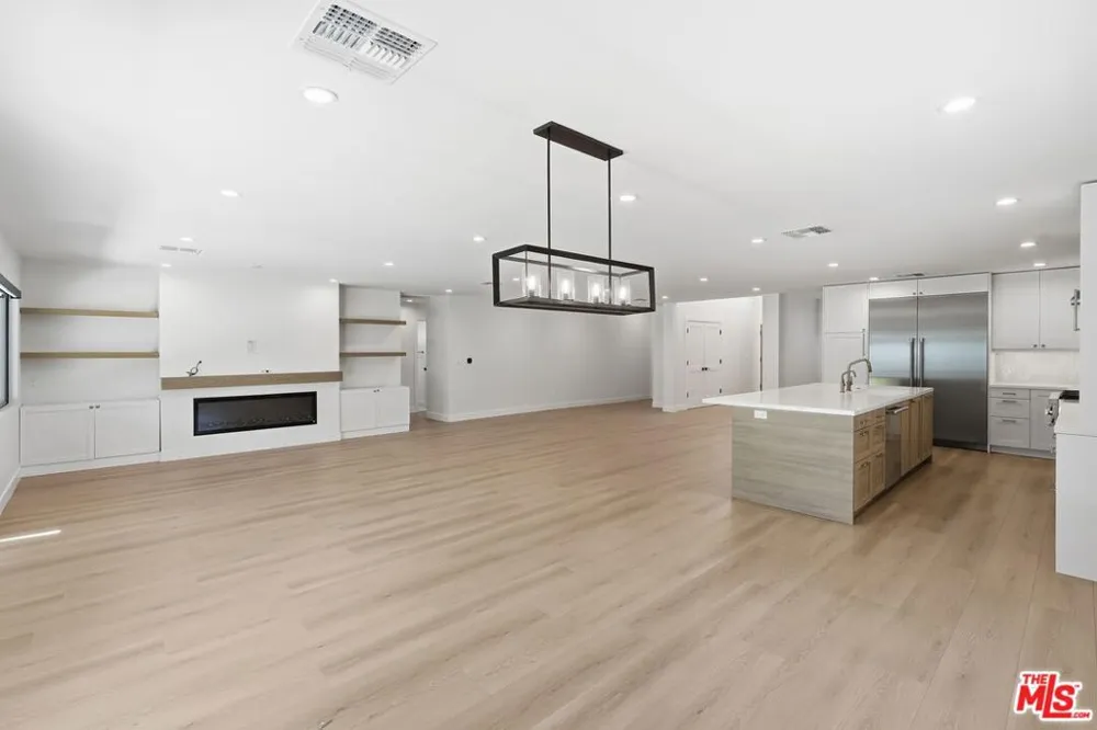23906 Mobile Street Los Angeles, CA 91307