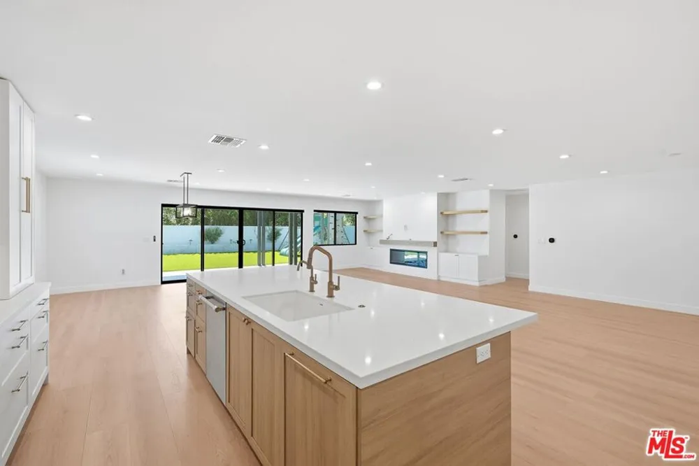 23906 Mobile Street Los Angeles, CA 91307