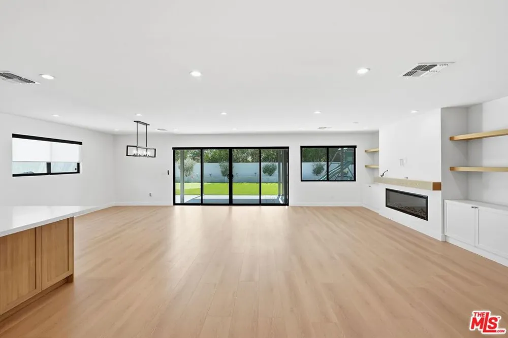 23906 Mobile Street Los Angeles, CA 91307