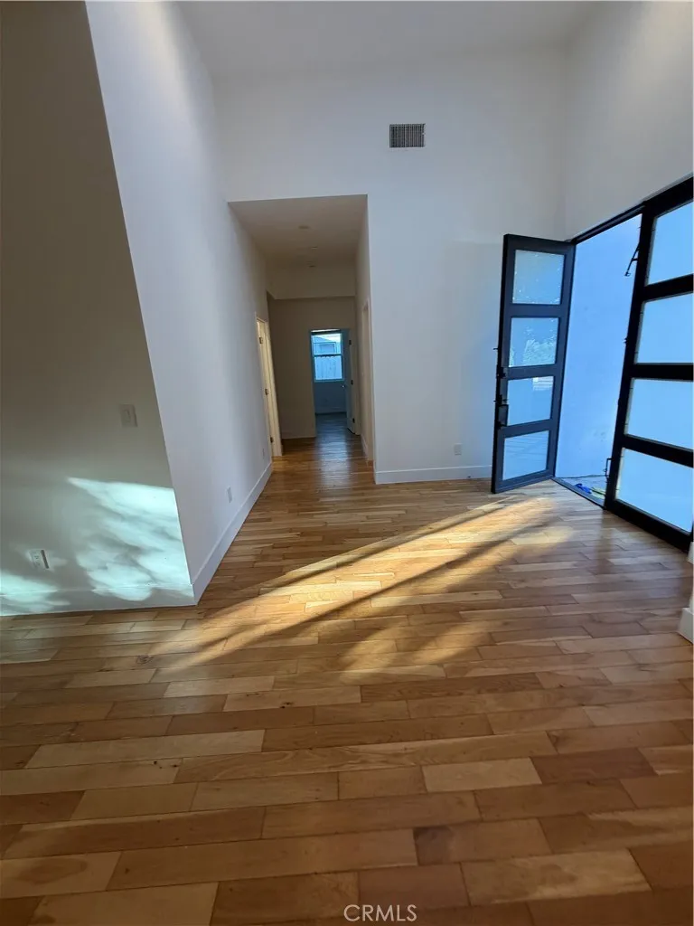 5501 Crebs Tarzana, CA 91356
