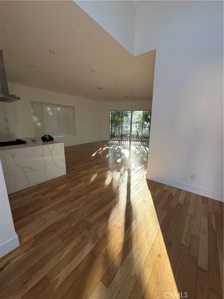 5501 Crebs Tarzana, CA 91356