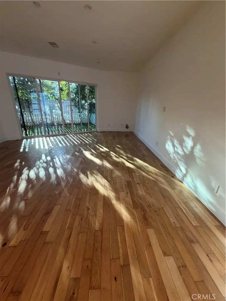 5501 Crebs Tarzana, CA 91356