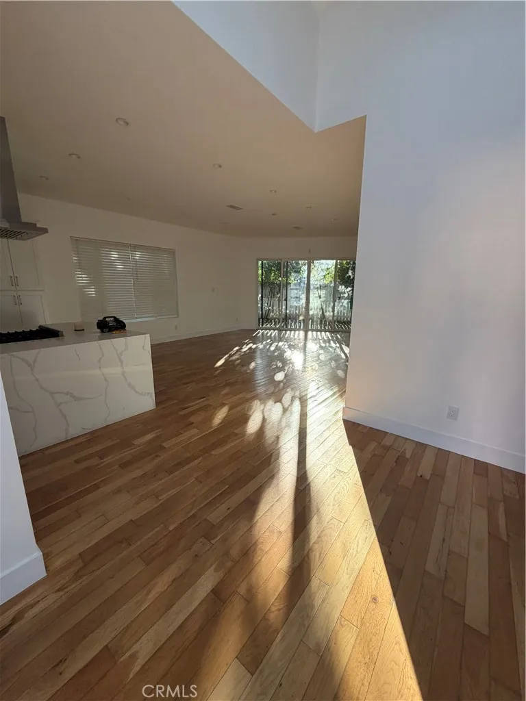 5501 Crebs Tarzana, CA 91356
