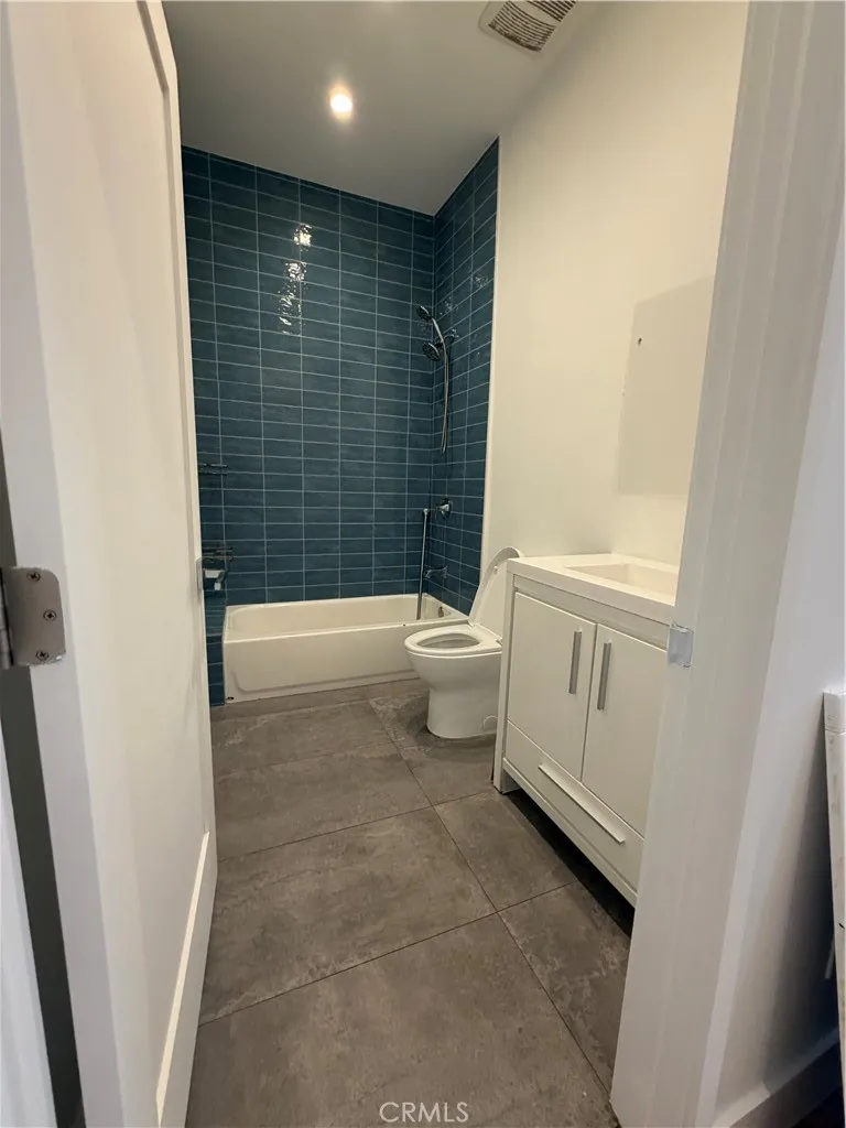 5501 Crebs Tarzana, CA 91356
