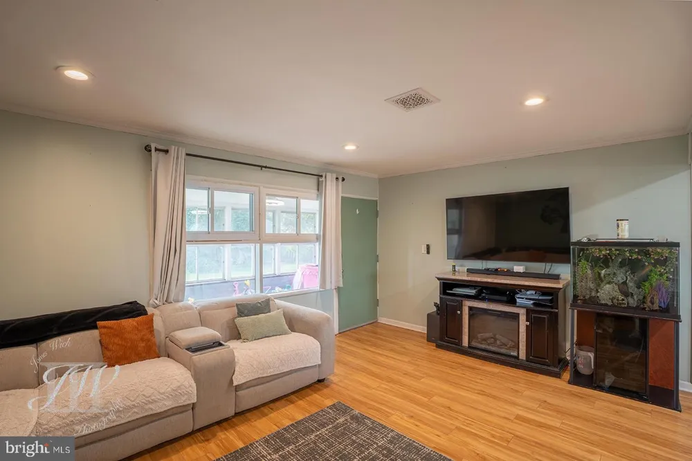 35 SPIRAL LANE Levittown, PA 19055