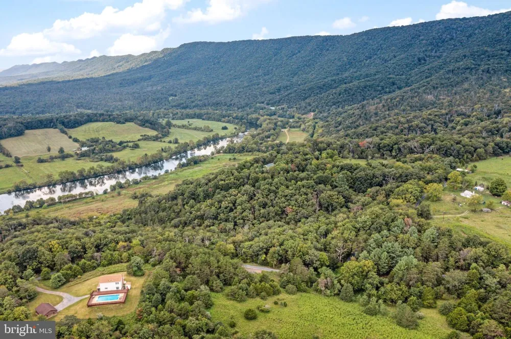 159 DEER HOLLOW LANE Bentonville, VA 22610