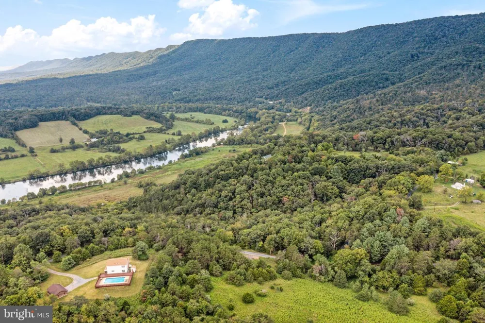 159 DEER HOLLOW LANE Bentonville, VA 22610