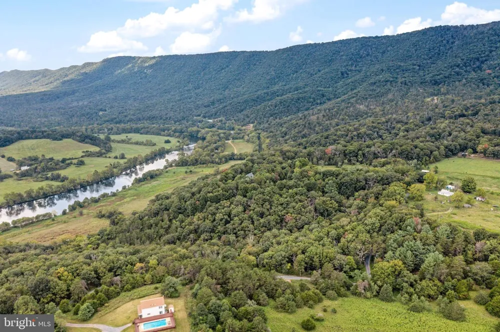 159 DEER HOLLOW LANE Bentonville, VA 22610