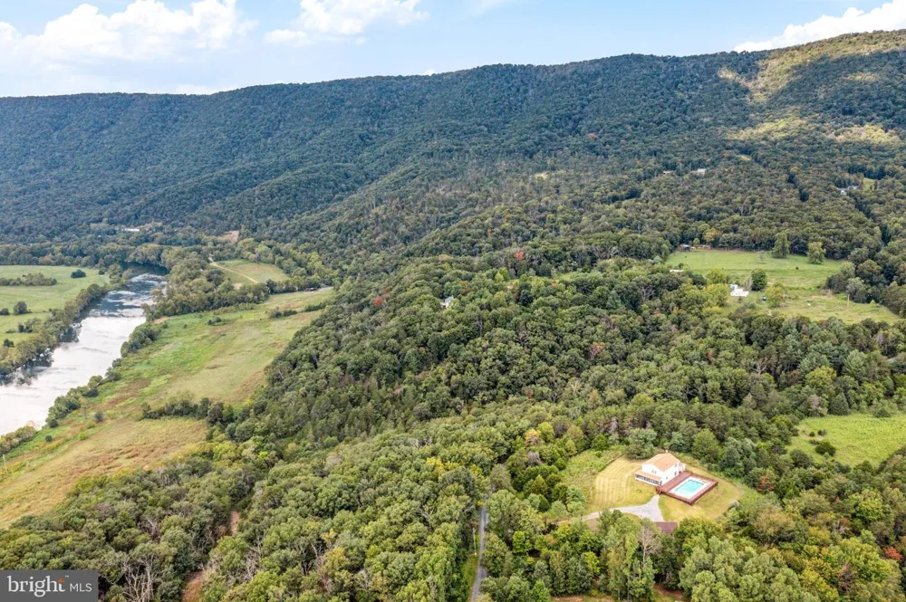 159 DEER HOLLOW LANE Bentonville, VA 22610