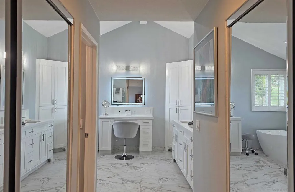 3520 Sitio Baya Carlsbad, CA 92009