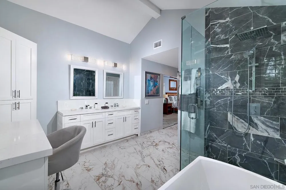 3520 Sitio Baya Carlsbad, CA 92009