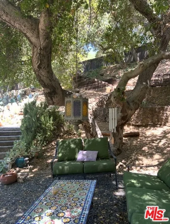 21330 Encina Road Topanga, CA 90290