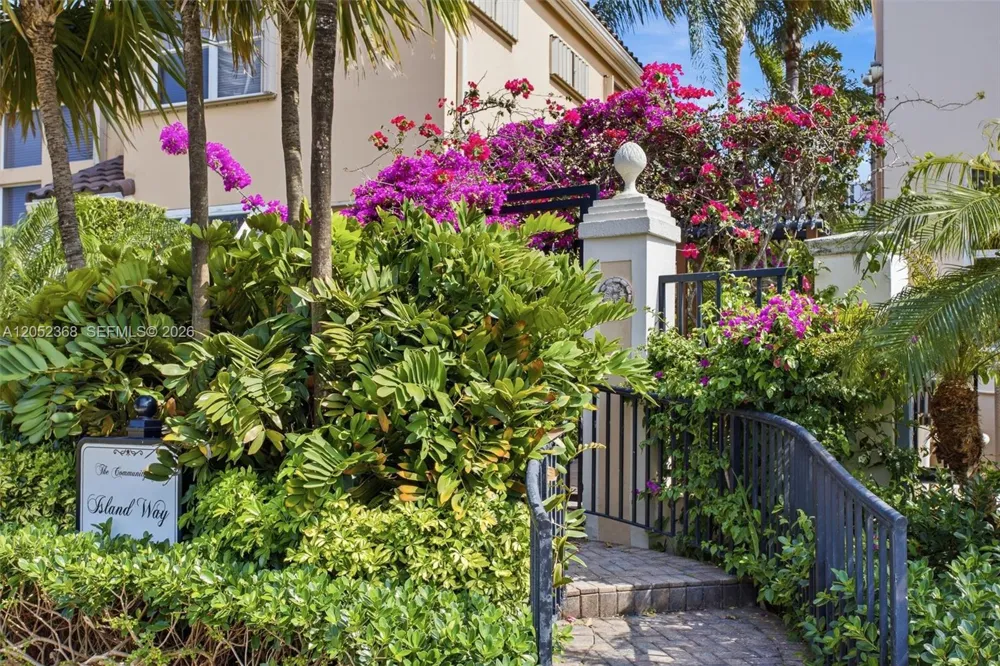 3722 NE 208th Ter Aventura, FL 33180