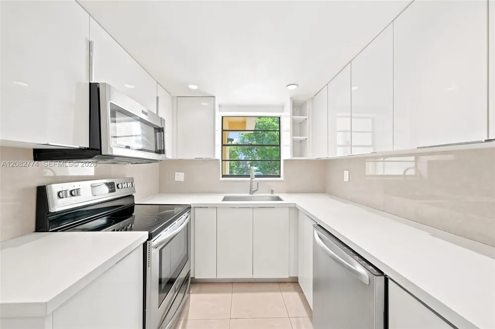 9674 Fontainebleau Blvd #28 Miami, FL 33172