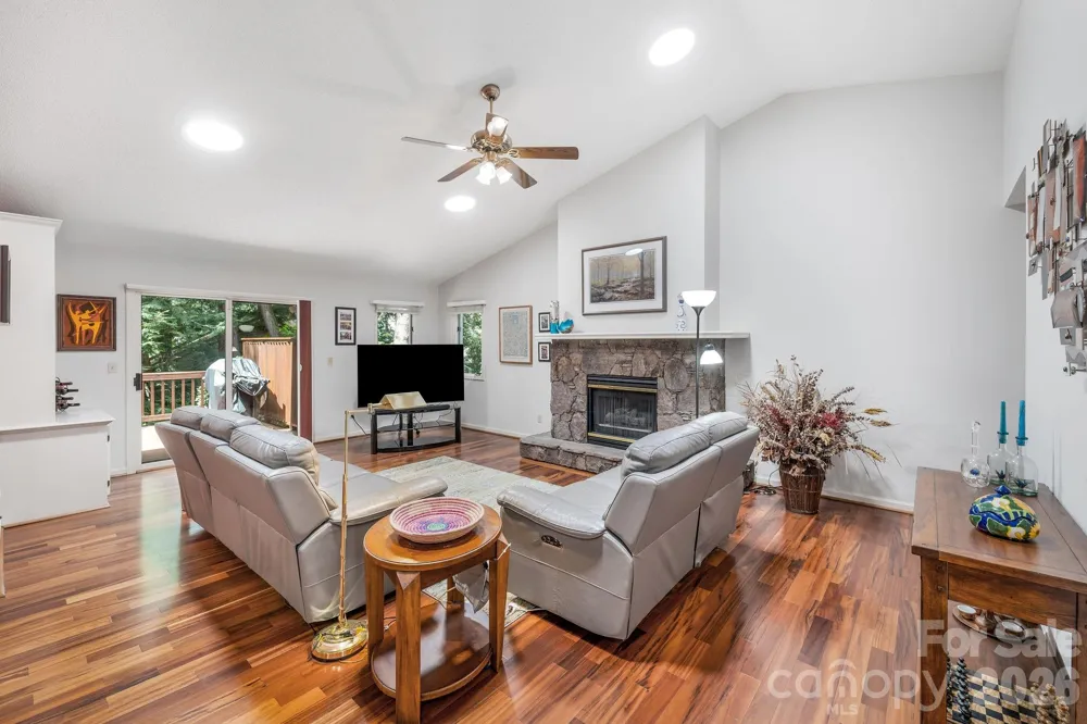 31 Hillcreek Drive Asheville, NC 28804