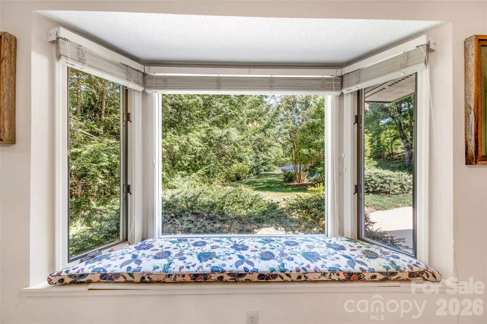 31 Hillcreek Drive Asheville, NC 28804