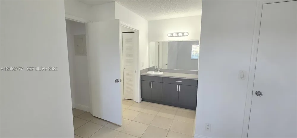 3380 Pinewalk Dr N #1111 Margate, FL 33063