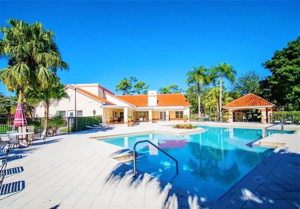 3380 Pinewalk Dr N #1111 Margate, FL 33063