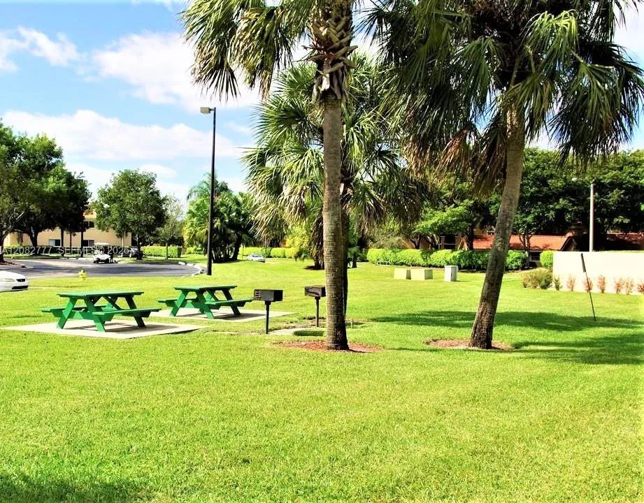 3380 Pinewalk Dr N #1111 Margate, FL 33063