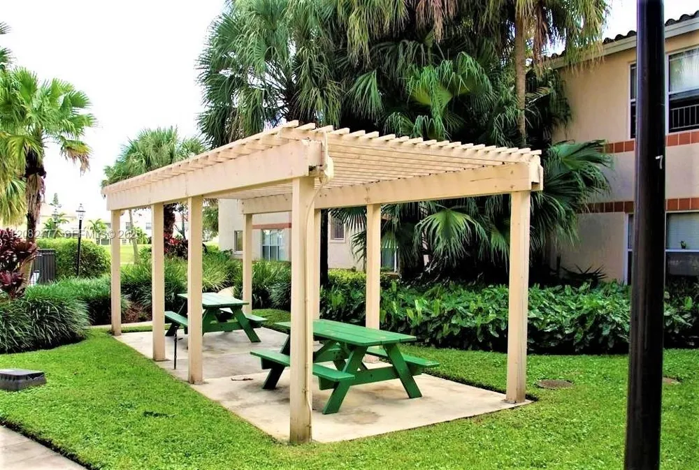 3380 Pinewalk Dr N #1111 Margate, FL 33063