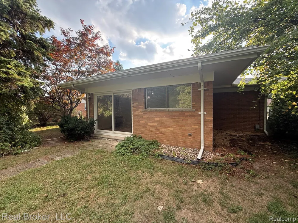 21920 Fern Street Oak Park City, MI 48237