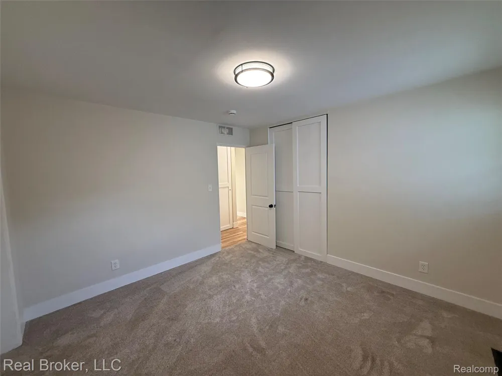21920 Fern Street Oak Park City, MI 48237