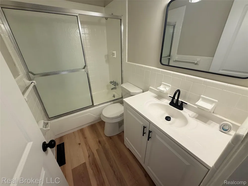 21920 Fern Street Oak Park City, MI 48237