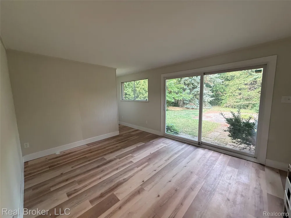 21920 Fern Street Oak Park City, MI 48237