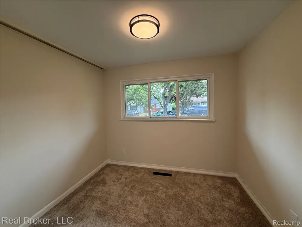 21920 Fern Street Oak Park City, MI 48237