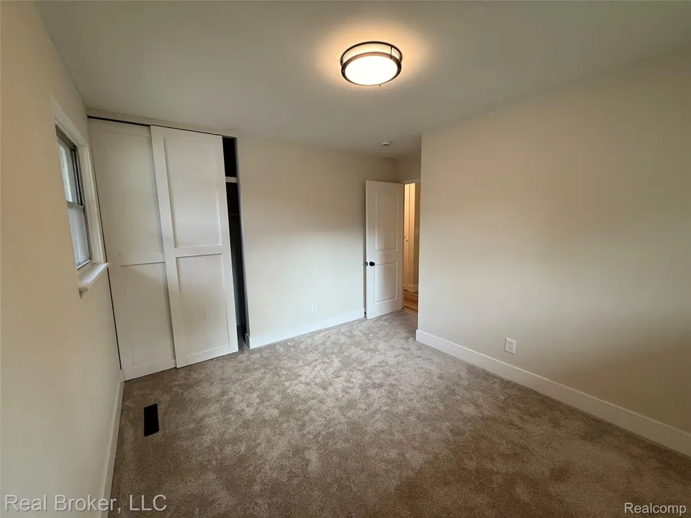 21920 Fern Street Oak Park City, MI 48237