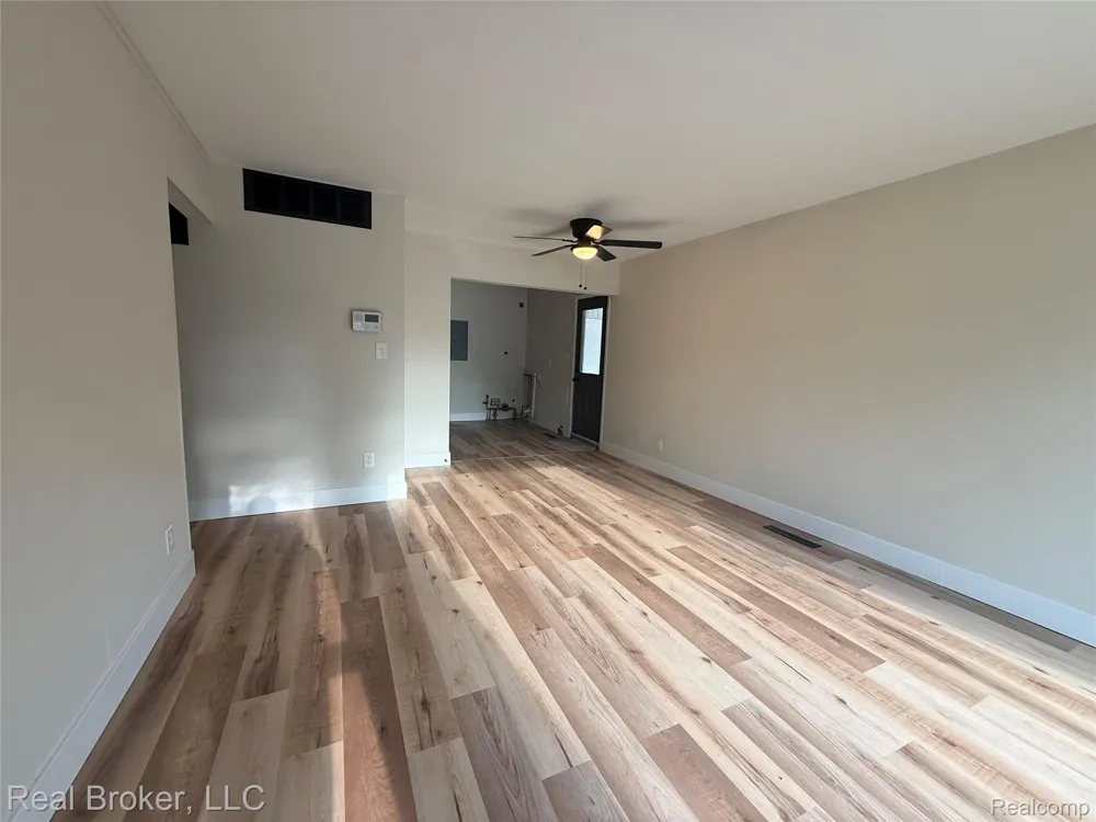 21920 Fern Street Oak Park City, MI 48237