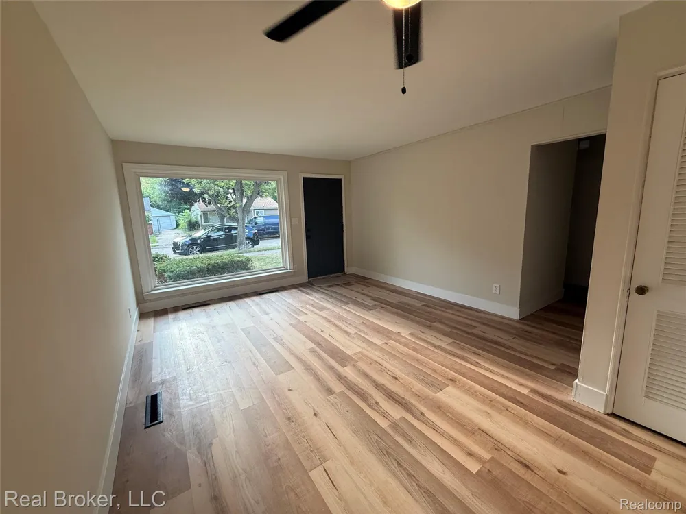 21920 Fern Street Oak Park City, MI 48237